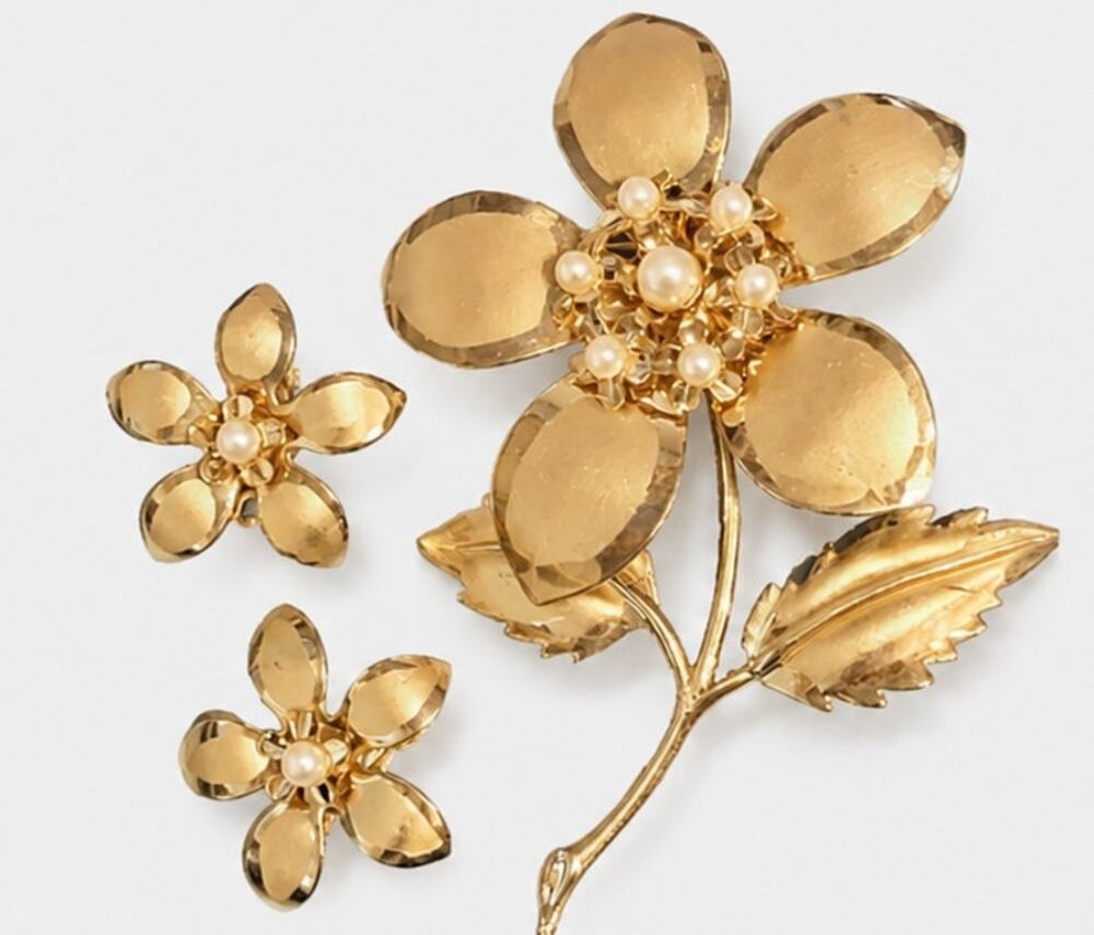Vintage Faux Pearl‎ Brooch & Earrings Jewelry Set Shiny Gold-tone tone js-
